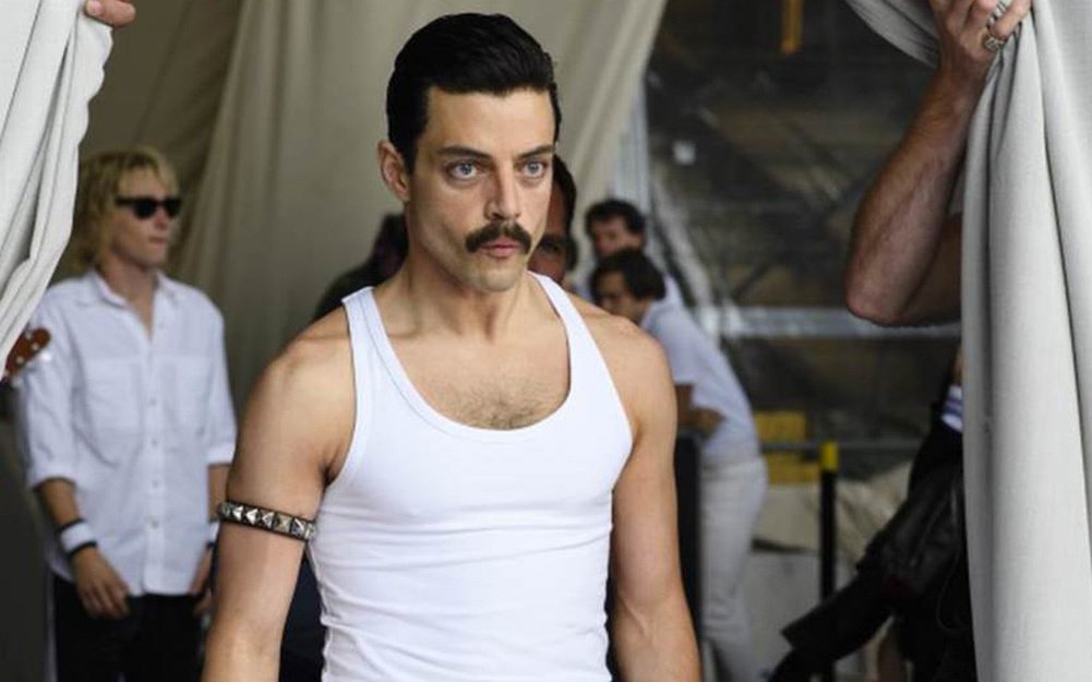 Rami Malek in una sequenza di Bohemian Rhapsody