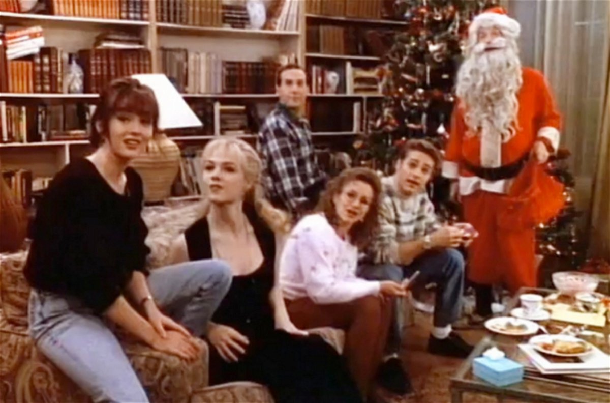 Il cast di Beverly Hills 90210 davanti l'albero di Natale