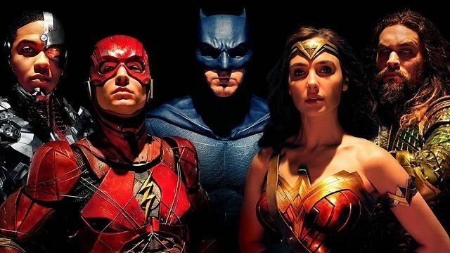 Cyborg, Flash, Batman, Wonder Woman e Aquaman in posa insieme