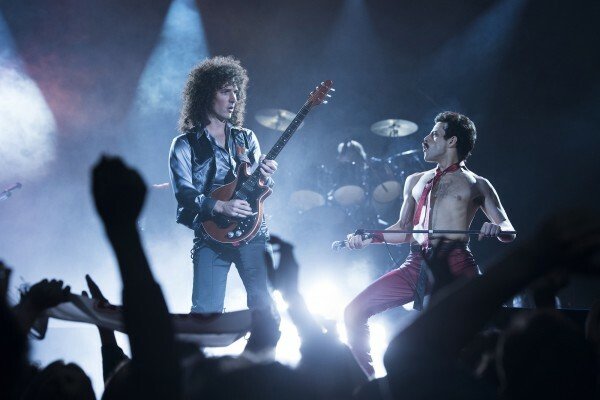 Gwilym Lee e Rami Malek nei panni di Brian May e Freddie Mercury, in posa da concerto sul palco