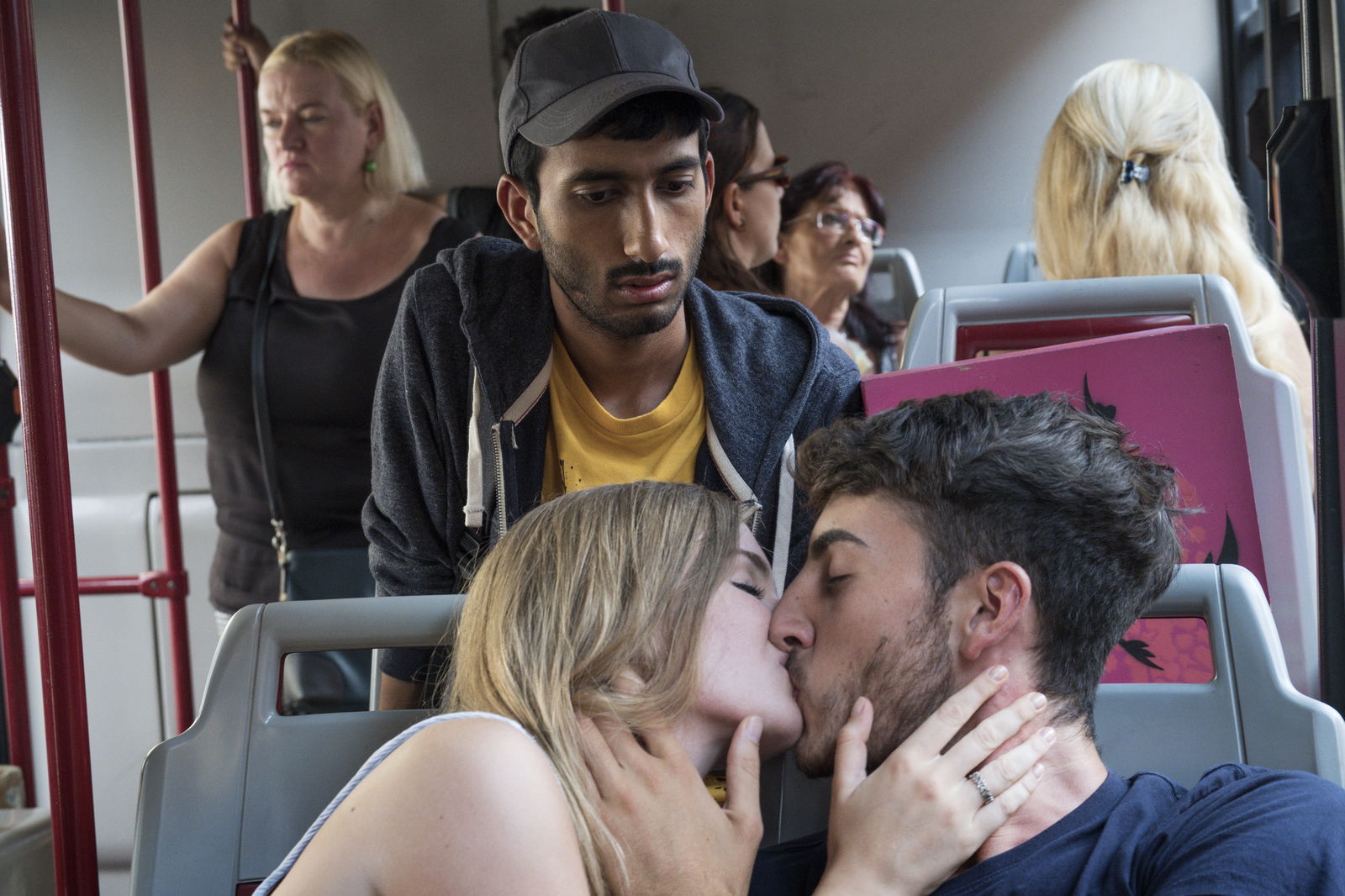 Phaim guarda due ragazzi che si baciano sul bus