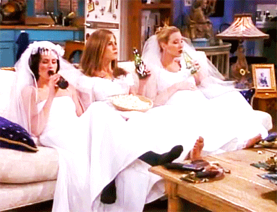 Monica, Rachel e Phoebe sul divano in abito da sposa