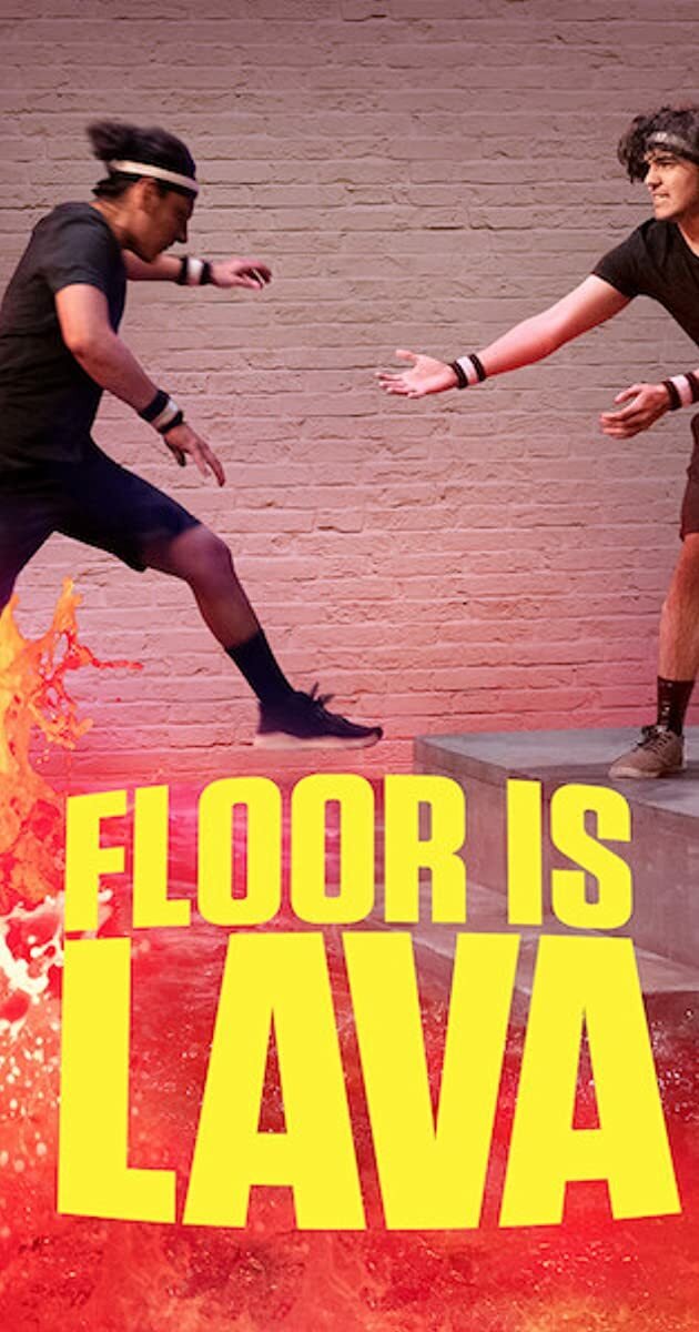 Due concorrenti di Floor is lava