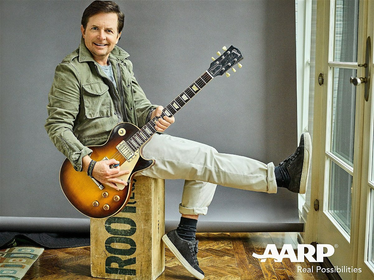 Michael J. Fox suona la chitarra per lo shooting di AARP
