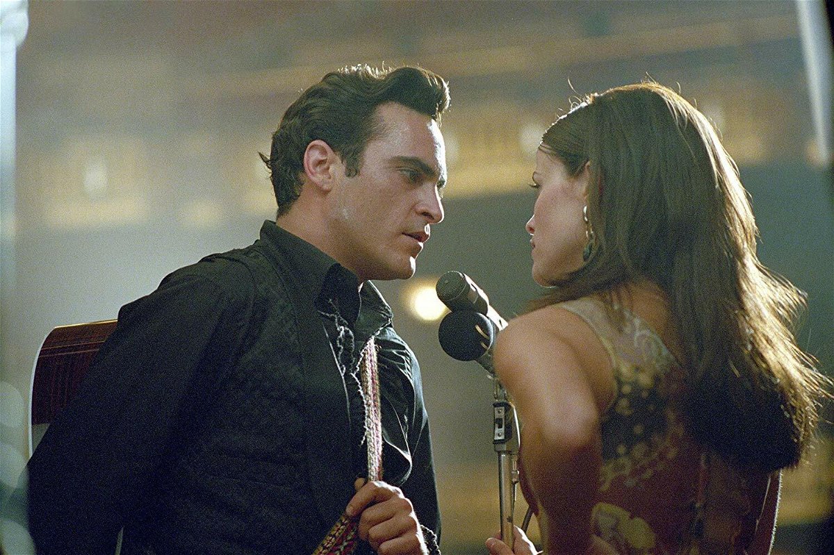 Joaquin Phoenix e Reese Witherspoon in una scena del film Quando l'amore brucia l'anima - Walk the Line