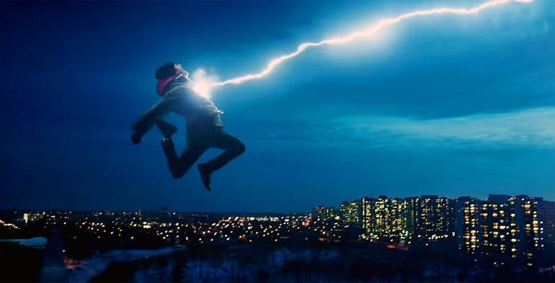Billy Batson (Asher Angel) salta da un tetto e viene colpito dal fulmine magico, con la città sullo sfondo
