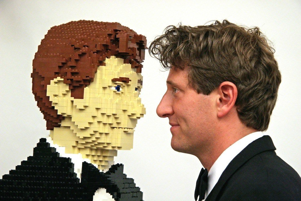 L'artista Nathan Sawaya di fronte al suo omonimo in versione LEGO a grandezza naturale 