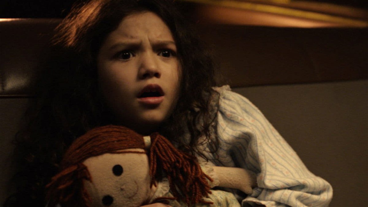 Samantha stringe spaventata la propria bambola