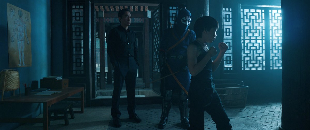 Shang-Chi si allena sotto lo sguardo di Death Dealer e il Mandarino