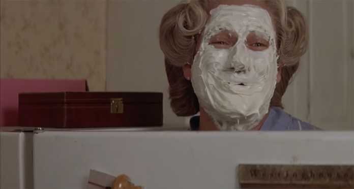 Scena in cui Daniel dopo aver fatto cadere la maschera di Mrs. Doubtfire per strada, improvvisa una maschera facciale alla crema per non farsi scoprire dall'assistente sociale