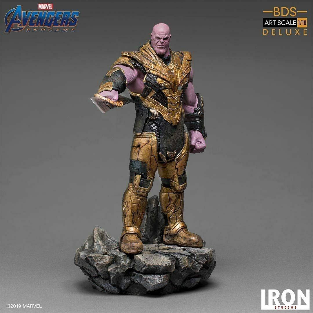 Thanos action figure con la spada a doppia lama