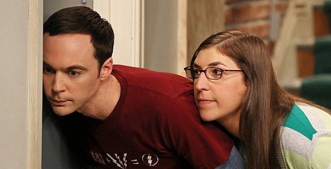 Sheldon e Amy origliano alla porta