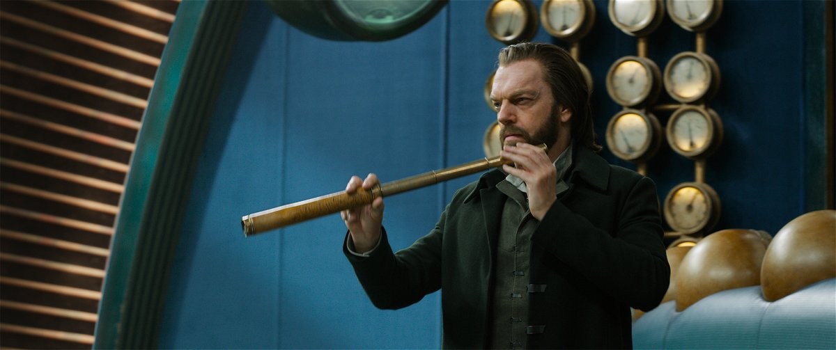 Hugo Weaving interpreta il villain Thaddeus Valentine
