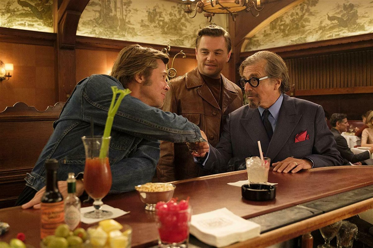 Brad Pitt, Leonardo DiCaprio e Al Pacino in una scena del film C'era una volta a Hollywood