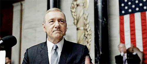 GIF di House of Cards con Kevin Spacey che saluta