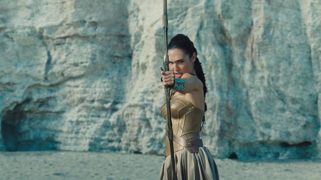 Diana Prince scaglia una freccia in Wonder Woman