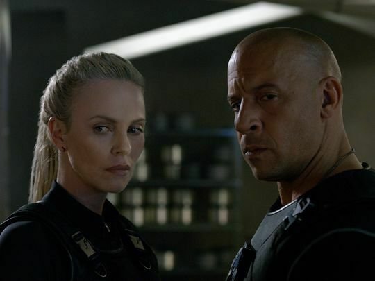 Charlize Theron e Vin Diesel in The Fate of the Furious