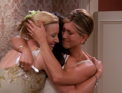 Abbraccio tra Monica, Rachel e Phoebe