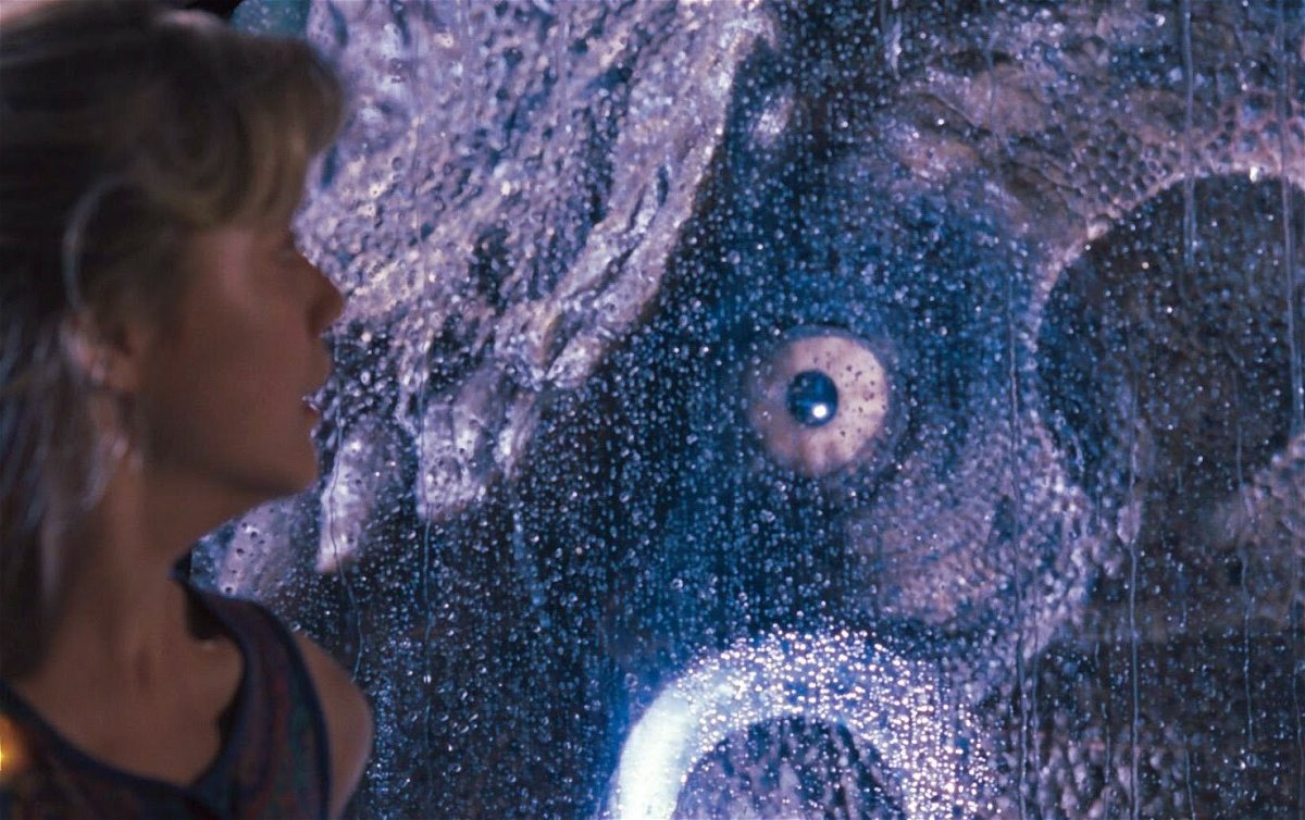 L'occhio del T-Rex in una scena da brividi del primo Jurassic Park