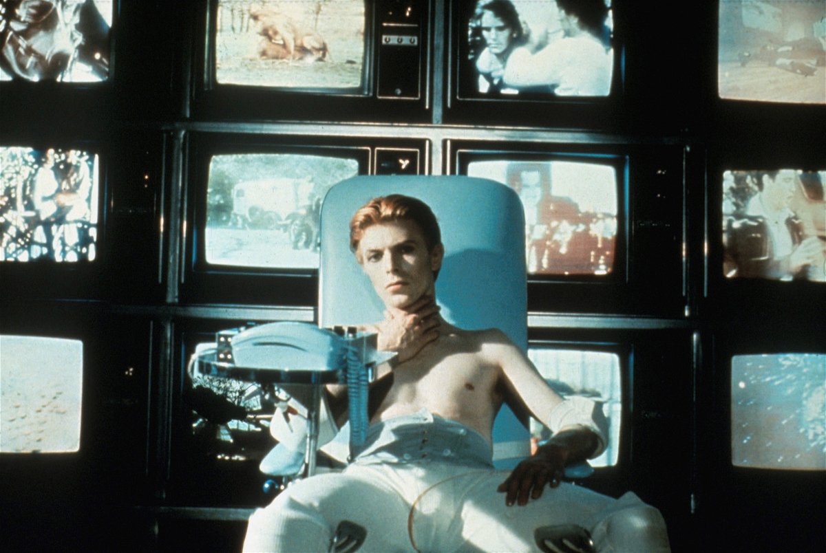 Un David Bowie alieno in una scena del film L'uomo che cadde sulla Terra