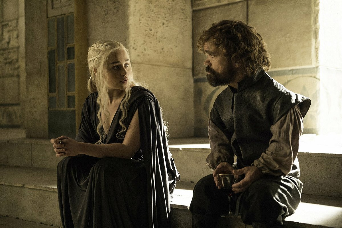 Emilia Clarke e Peter Dinklage interpretano Daenerys Targaryen e Tyrion Lannister in Game of Thrones