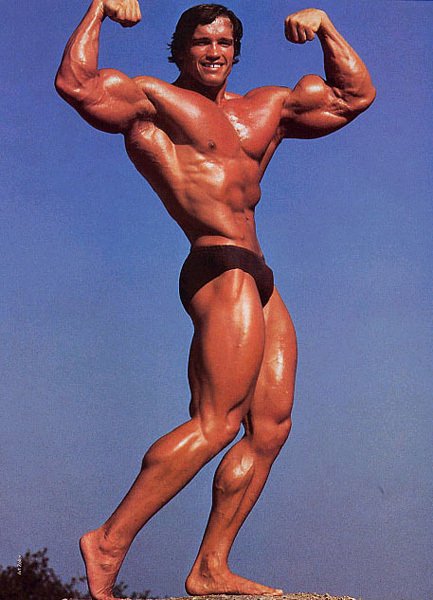 Arnold Schwarzenegger mostra i muscoli a Mr Olympia 1975