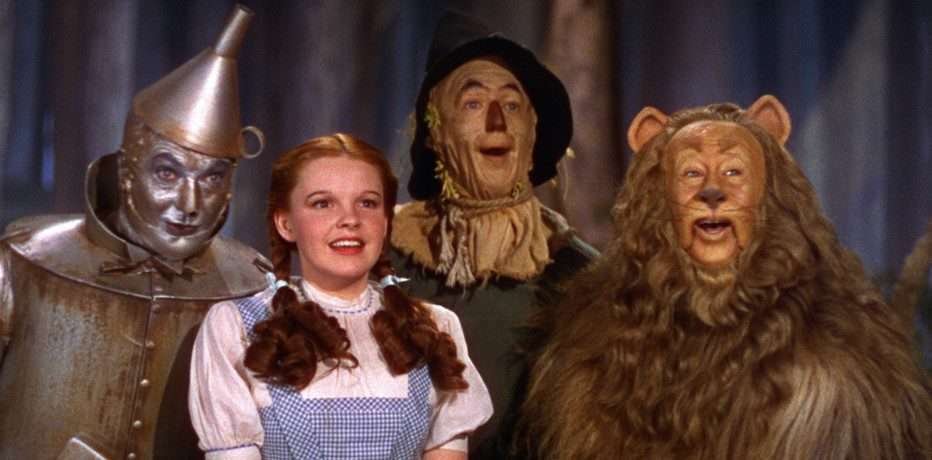 Dorothy Gale e i personaggi de Il Mago di Oz in una scena del film