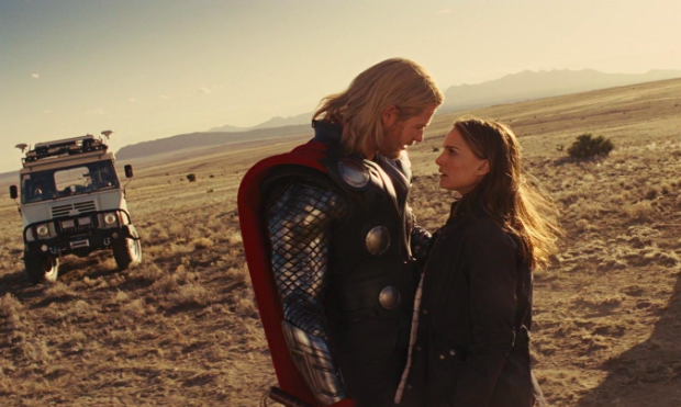 Thor e Jane in una scena d'amore
