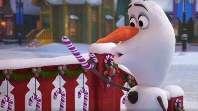 Olaf in una scena di Frozen: Le avventure di Olaf