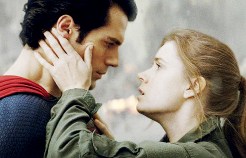 Henry Cavill e Amy Adams sono Superman/Clark Kent e Lois Lane nel film del 2013