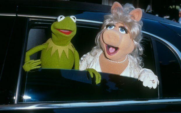 Kermit e Miss Piggy che spuntano dalla limousine