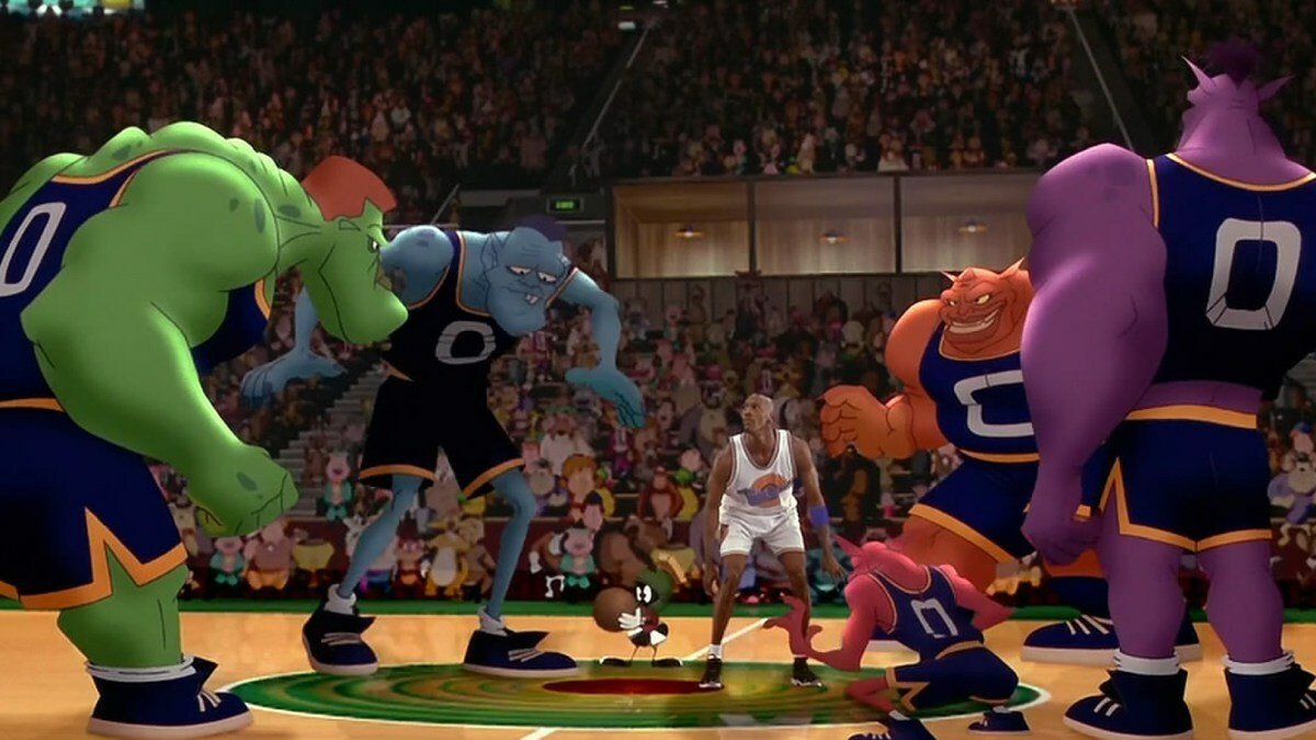 Michael Jordan sul campo di basket che fronteggia i Monstars