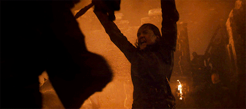 Maisie Williams combatte in Game of Thrones 8x03