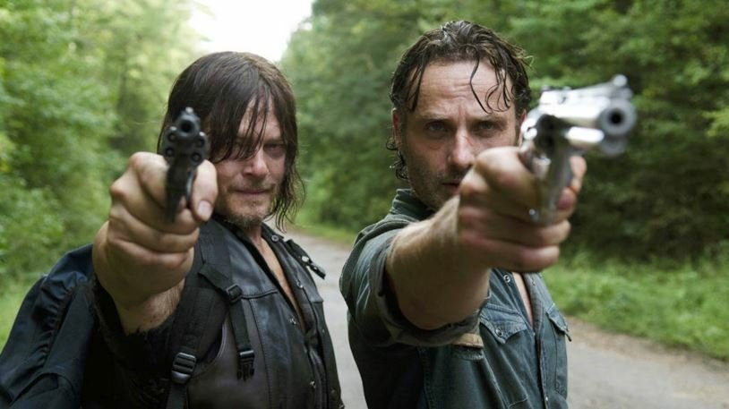 Due dei protagonisti della serie zombi The Walking Dead