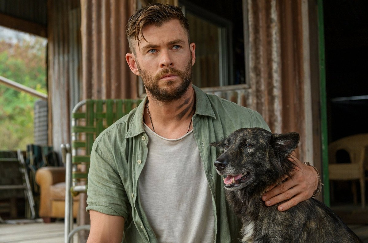 Chris Hemsworth accarezza il suo cane in una scena di Tyler Rake
