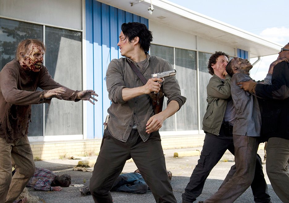 Glenn in una scena della sesta stagione di The Walking Dead