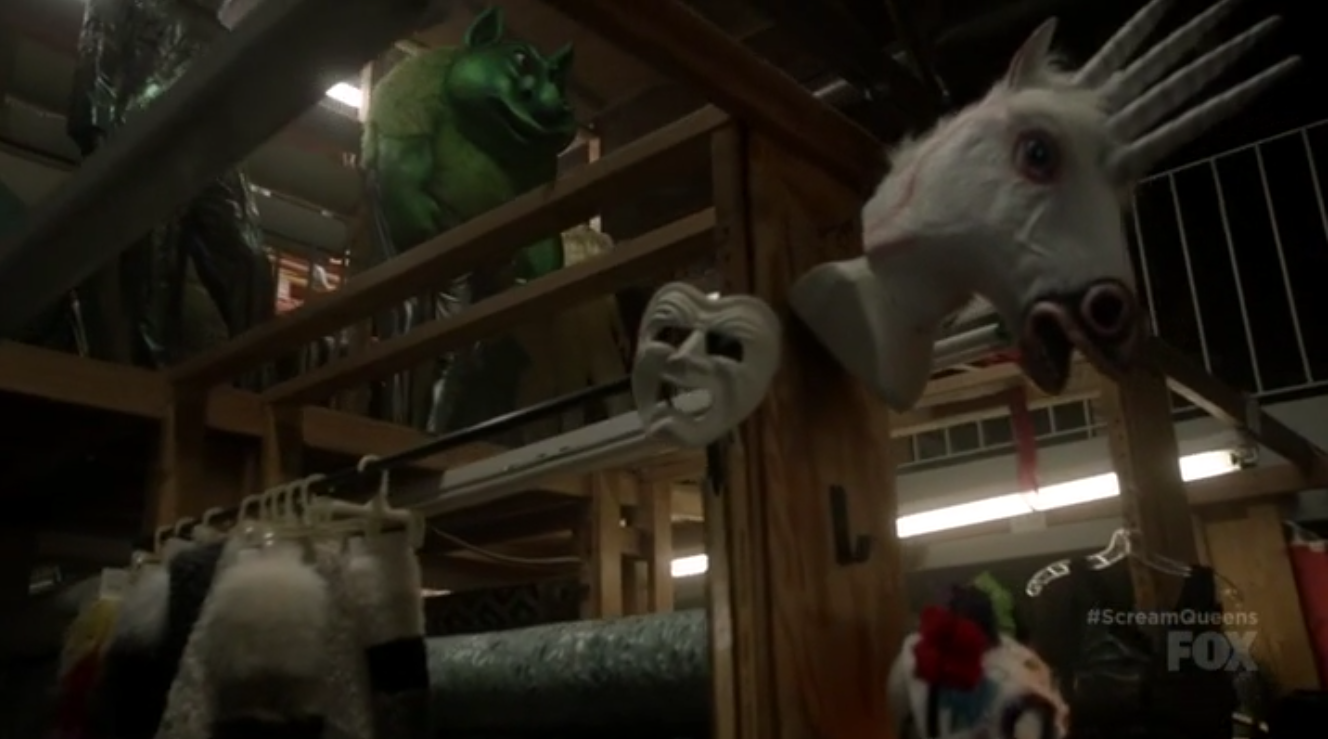 Clicca per vedere l'immagine originale Il negozio di costumi in Scream Queens