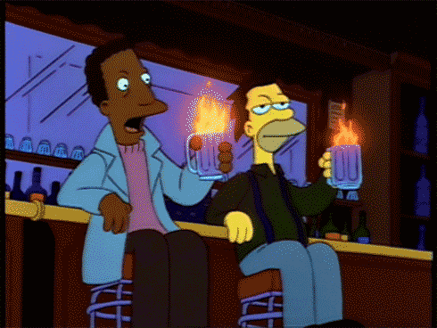 Lenny e Carl de I Simpson bevono un cocktail