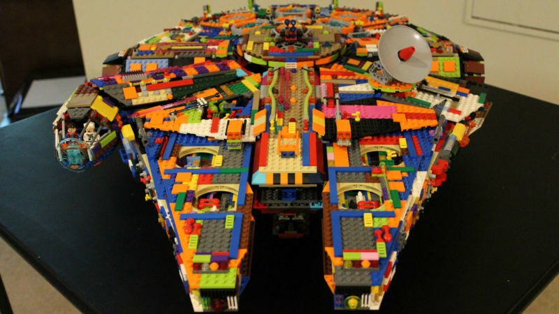Dettagli del set LEGO Millennium Falcon colorato 