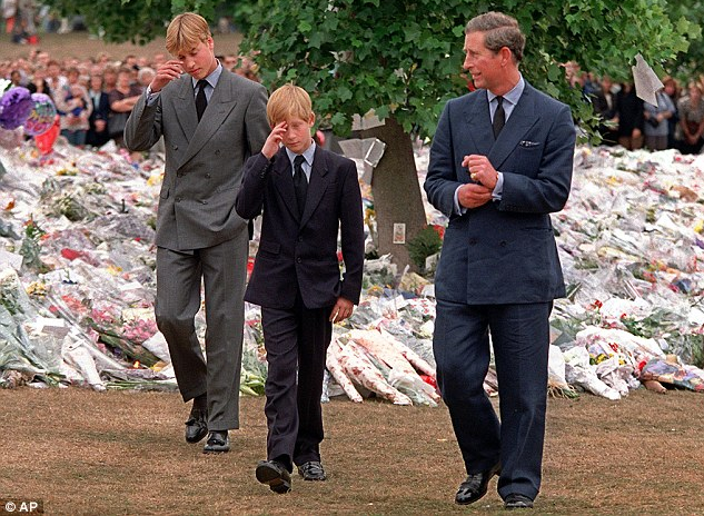 William a 15 anni con Harry e Carlo al funerale di Diana