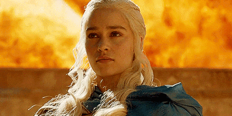 Daenerys Targaryen con il fuoco dei suoi draghi alle spalle