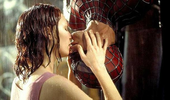 Spider-Man bacia Mary Jane a testa in giù