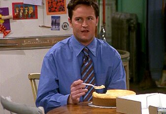 Chandler consuma un cheesecake intero in uno degli episodi della serie