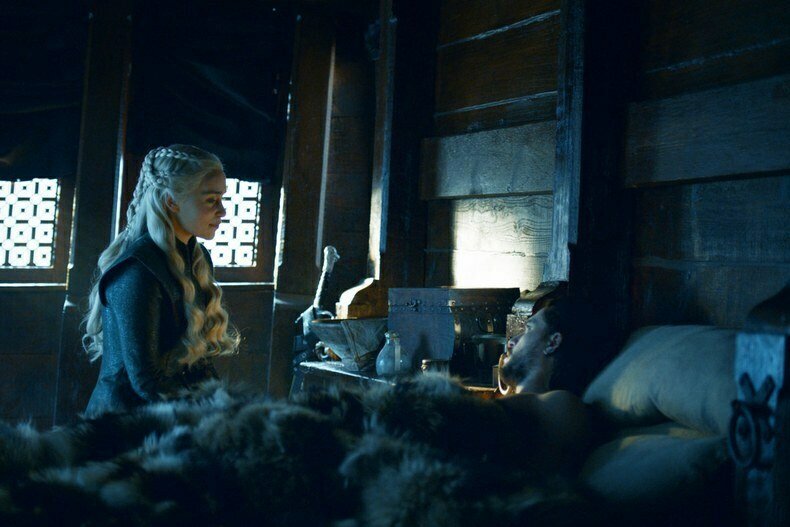 Emilia Clarke e Kit Harington sul set di Game of Thrones