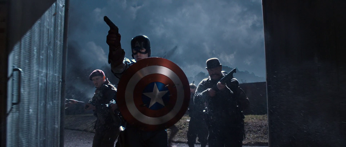 Cap fa irruzione con altri uomini in una scena del primo Captain America