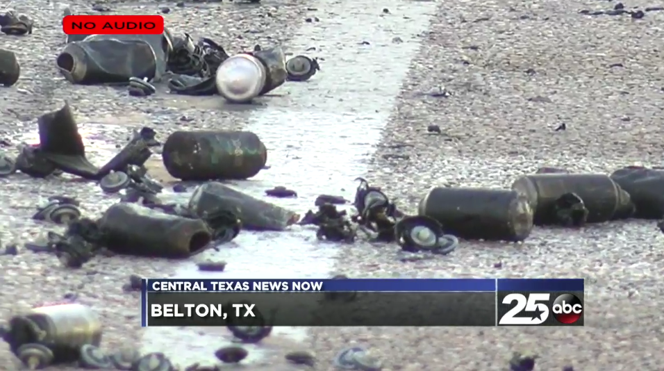 Screenshot del video di KXXV Central Texas News Now: Bombelette di deodoranti spray Axe riversate sul manto stradale