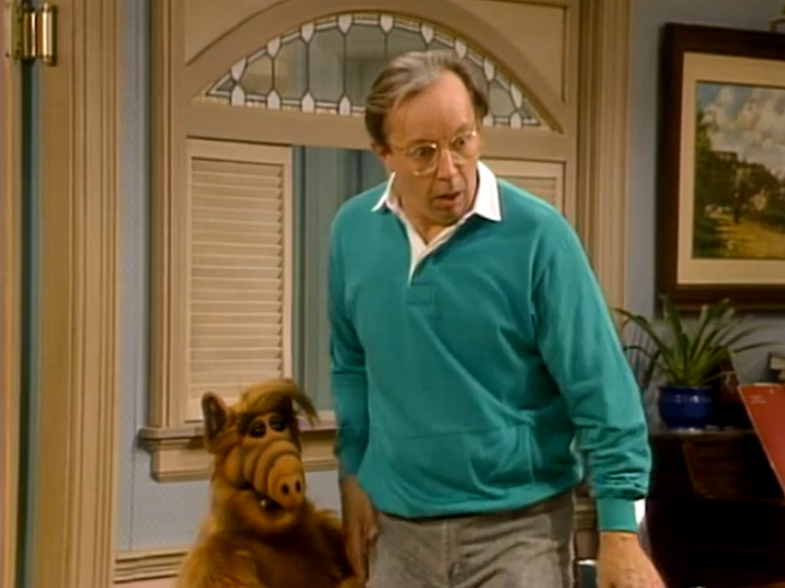 Willie Tanner insieme ad Alf in una scena della serie TV