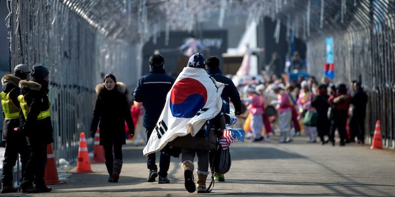 Alcuni tifosi con la bandiera della Corea del Sud diretto allo Stadio Olimpico di Daegwallyeong