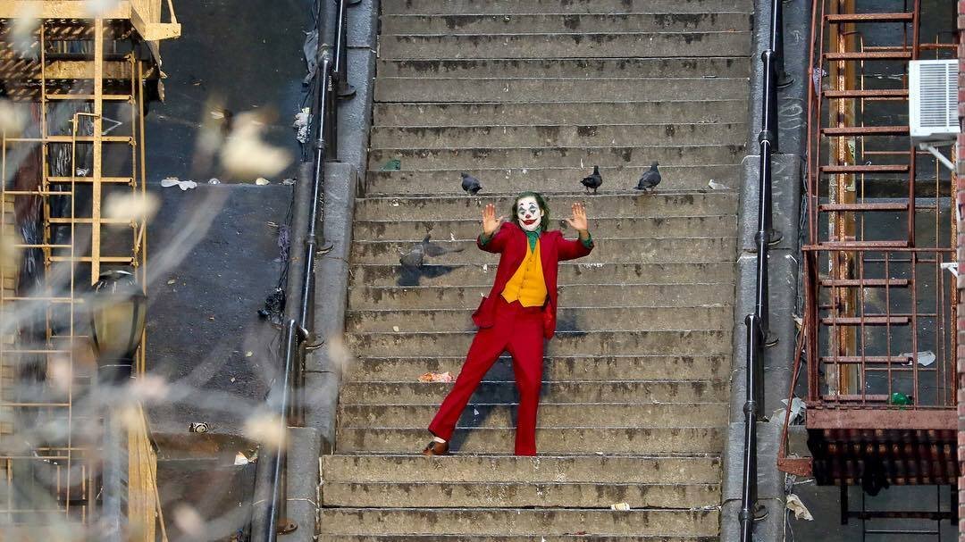 Joker scende le scale