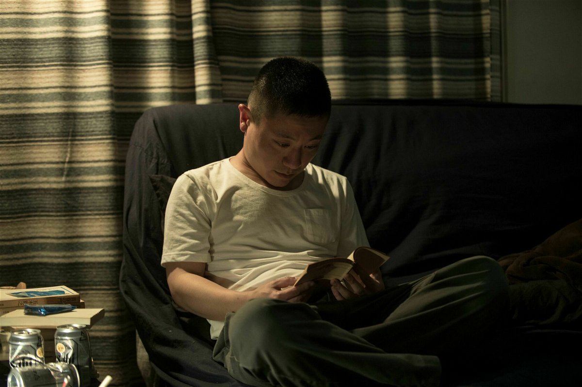 Ryutaro Ninomiya legge un libro in una scena di Edaha No Koto